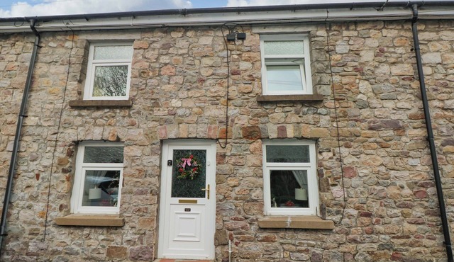 TAWE COTTAGE, pet friendly, with a garden in Ystradgynlais