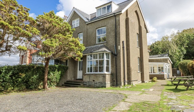 TAWELFAN, pet friendly, country holiday cottage in Llwyngwril