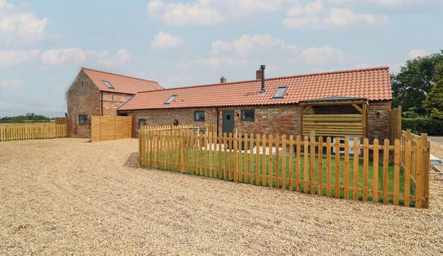 TAWNY BARN, pet friendly, luxury holiday cottage in Woodhall Spa