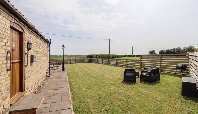 TAWNY COTTAGE, pet friendly, character holiday cottage in Alford