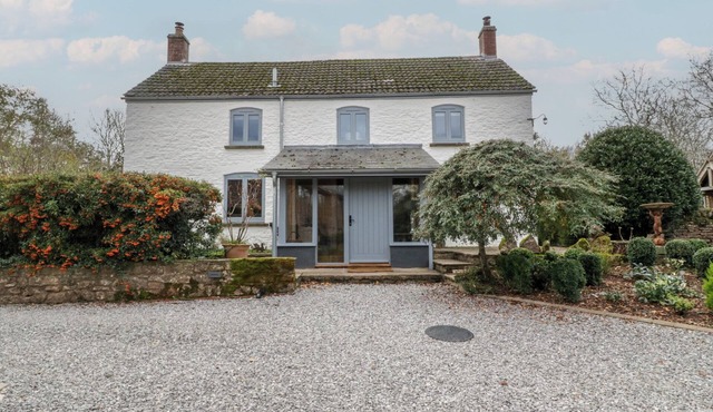 TAWNY COTTAGE, pet friendly, with open fire in Raglan