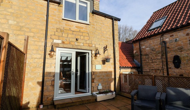 TAWNY COTTAGE, pet friendly, with hot tub in Seamer, North Yorkshire