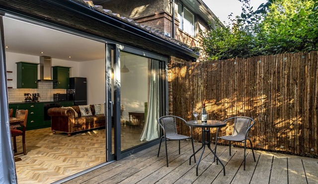 Tawny Lodge - a couples retreat that sleeps 2 guests in 1 bedroom