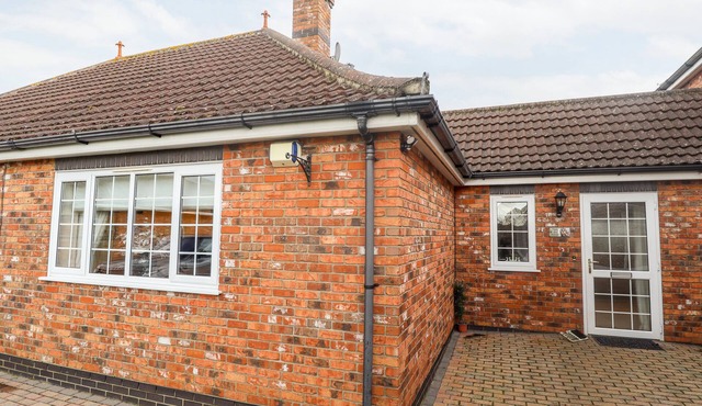 TAWNY OWL COTTAGE, pet friendly, with hot tub in North Somercotes