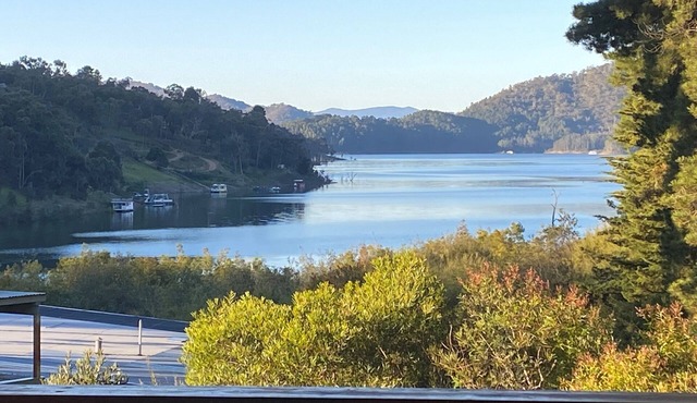 Taylor Bay House - Relax lakeside with views of Lake Eildon