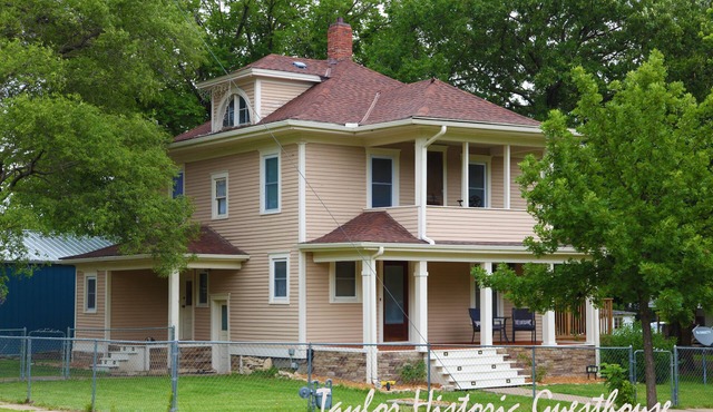 Taylor Historic Guesthouse - Cottonwood Falls: Escape to a piece of history !