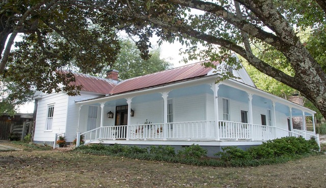 Taylor Inn - Private Rental of this Quaint Five Bedroom Country Inn