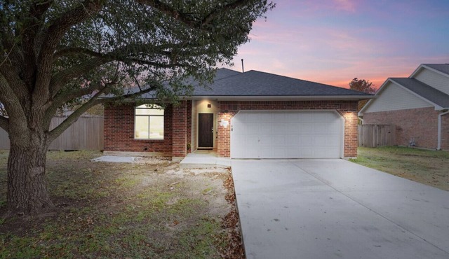 Taylor Rodeo, Jacuzzi, Spacious Yard, Games, 5.6 miles 9 minutes drive time to Samsung Austin Semiconductor