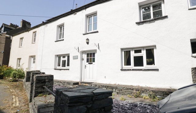 TAYLOR'S COTTAGE, pet friendly, character holiday cottage in Keswick