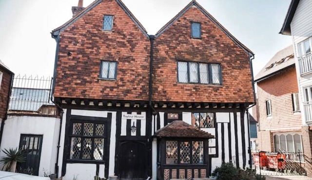 Taylour House - Sleeps 10 historic, unique yet modern.