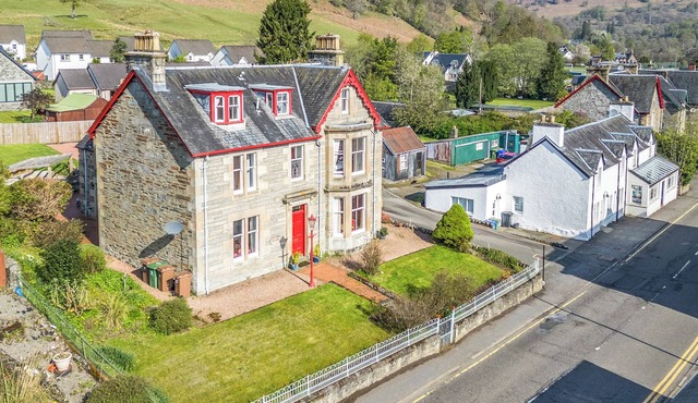 TAYVIEW, pet friendly, character holiday cottage in Killin