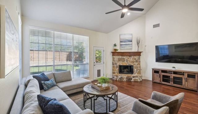 TCH - Cozy 4bd/2.5ba home in Lantana w/workspace