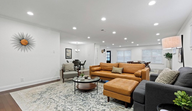 TCH - Spacious 3bd/2ba home in Dallas w/Workspace