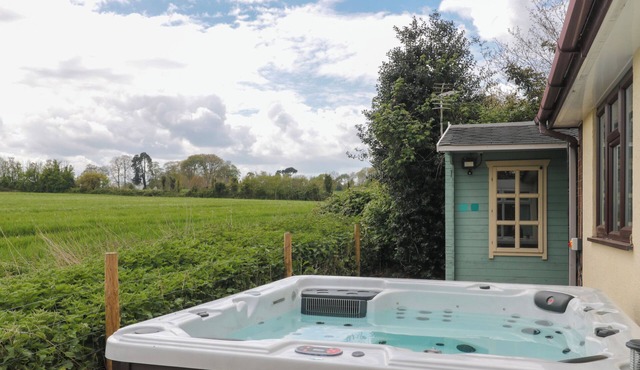 TE PAPA, family friendly, with hot tub in North Petherton