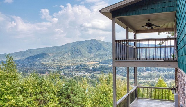 Teaberry Vista Lodge with a Million Dollar Valley View-5 minutes to the GSMNP