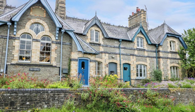 TEACHER'S COTTAGE, pet friendly, with open fire in Presteigne
