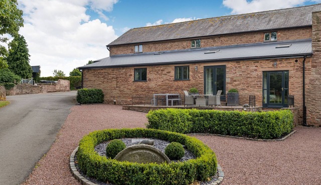 TEAL BARN ANNEXE, pet friendly, with a garden in St Weonards