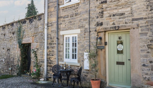 TEAL COTTAGE, pet friendly in Middleham