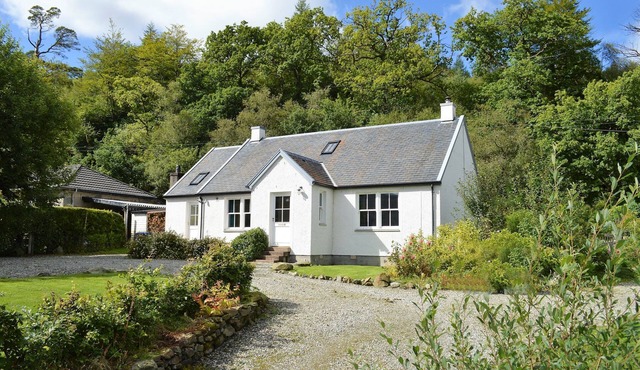 Teal Cottage, shoreline location, pet friendly, sleeps 4, both bedrooms en-suite