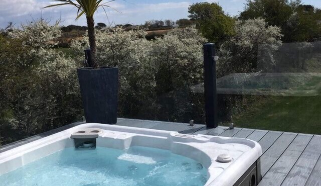 Teal Lodge Cornwall - Luxury 2-bed Lodge with hot tub & heated indoor pool