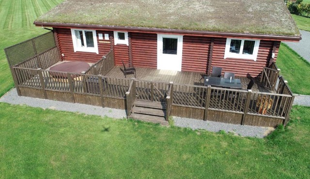 Teal Lodge - Nordic Log Cabin with private hot tub