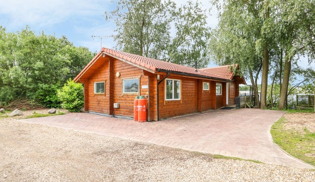 TEAL LODGE, pet friendly, character holiday cottage in Tattershall