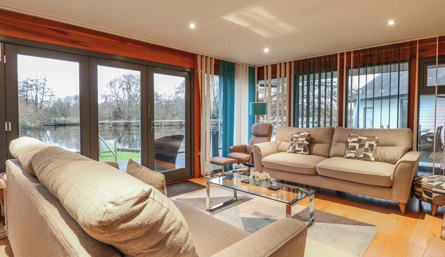 TEALBY, family friendly, luxury holiday cottage in Horning