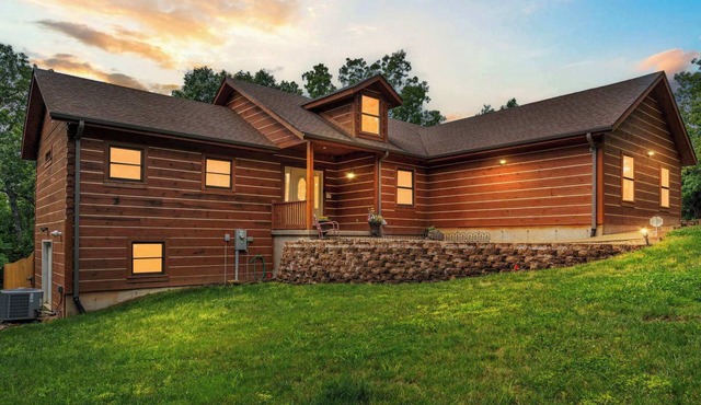 Teal’s Treasure – Secluded Lakeside Cabin for 8!