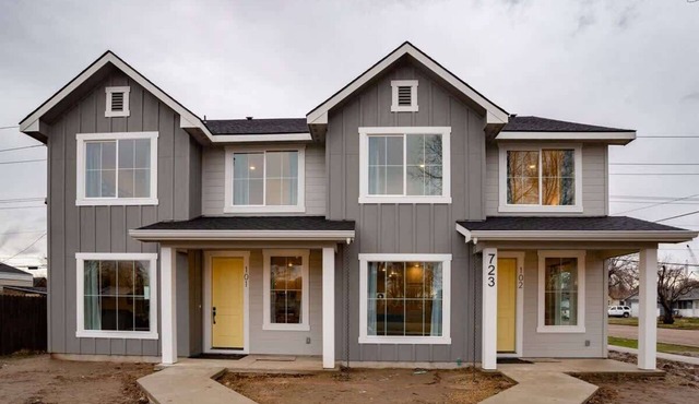 Team & Family Retreat | Dual Duplex | Sleeps 20 Near I-84