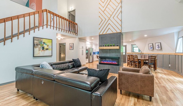 Team Paradise w POOL! 7BR + Loft, Locker Rm/19pp