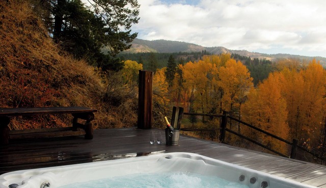 Teanaway Pines: Riverfront Mountain Retreat