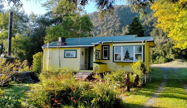 Teapot Cottage - cute and cozy 1950's time-warp