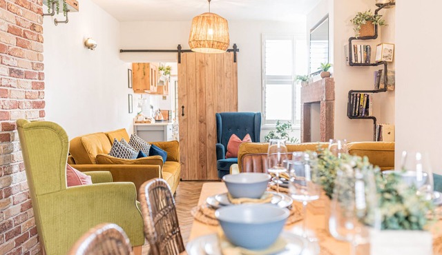 Teapot Cottage 5* - Eclectic and Cosy with Hot Tub