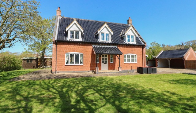 TEASEL COTTAGE, pet friendly, with open fire in Stalham