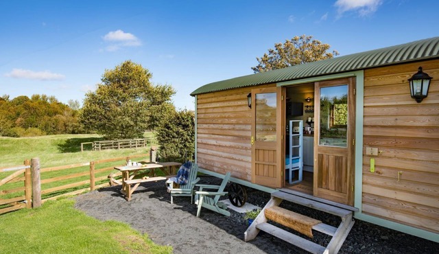 TEASEL SHEPHERD'S HUT, near Berwick upon Tweed - sleeping 4 guests