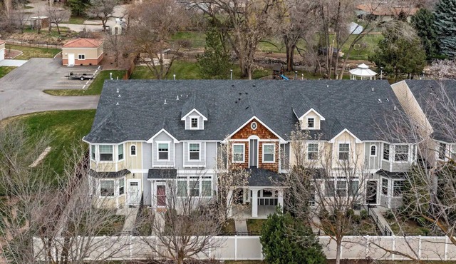 Ted Mason 5 Mi. Luxury Townhouse: Private, Quiet, Convenient w/Fireplace & Park
