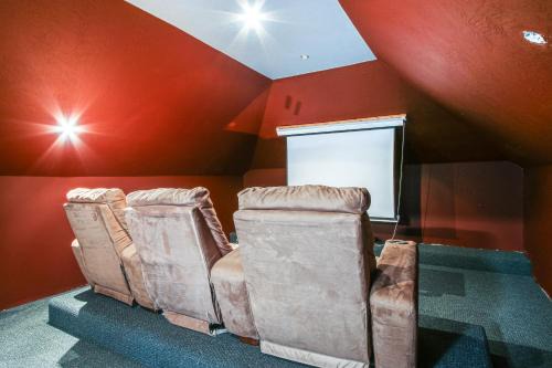 Tee Off in Augusta Masters Retreat with Patio