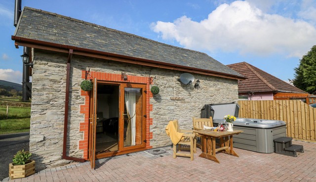 TEGFAN BARN, romantic, character holiday cottage in Rhayader