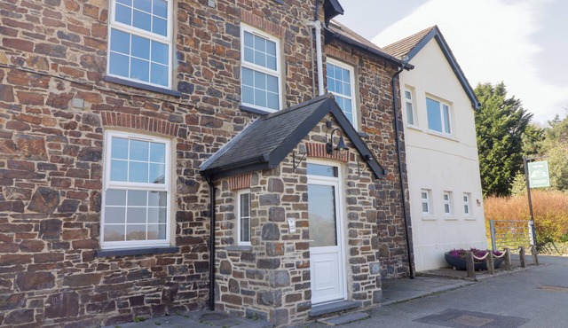 TEIFI VILLA, pet friendly, character holiday cottage in St Dogmaels