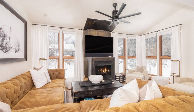 Telluride Lodge Escape | Hot Tubs, Views & Fireplace