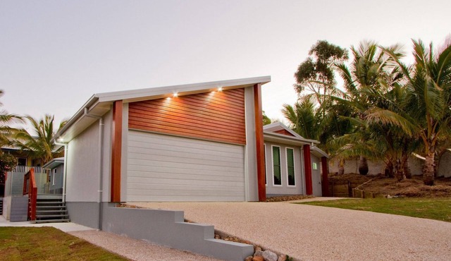 TEMOANA in Agnes Water - house in town with swimming pool