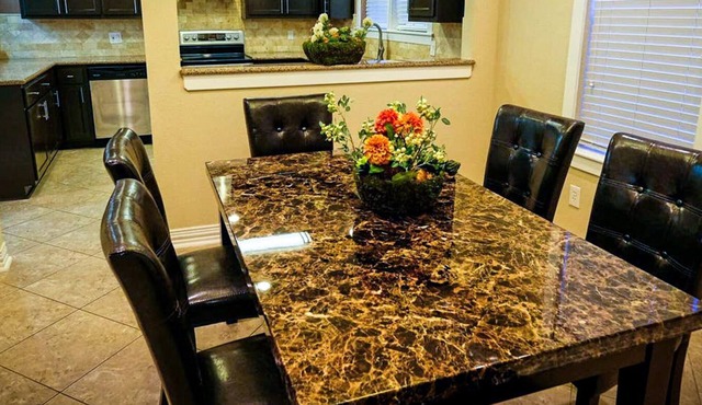 Templar ·Gorgeous 350k home, 5 Beds, Up to 18 Guests, Middle of town