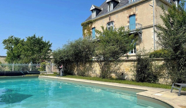 Templar house with pool near Chablis
