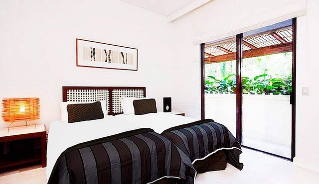 Temple 121 Palm Cove - Courtyard apartment within luxury resort