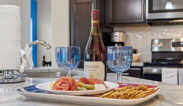 Temple 6 Bd Sleeps 12 PPL. Large Families+Groups, Pets Ok, Free Wi-fi + Parking