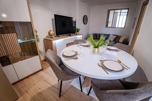 TEMPLE JACQUESSON - Gare - Centre ville - WIFI et STREAMING - Cour privée - Barbecue -Parking gratuit - CHECK IN 24H - Climatisation