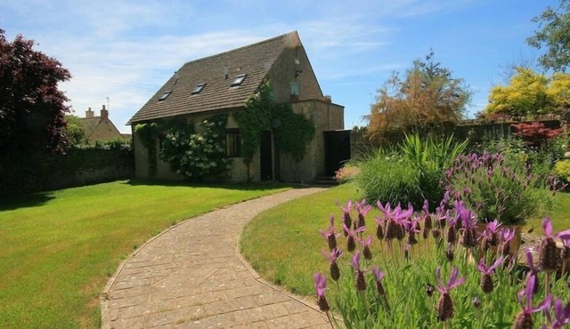 TEMPLE MEWS, family friendly, with a garden in Stow-On-The-Wold
