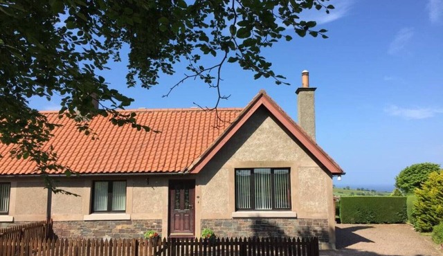 Templehall Cottage. Modern cottage with sea view