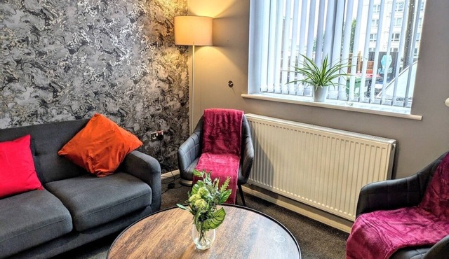 Tempting Telford, 4BR Home, 3 Bathrooms, Parking