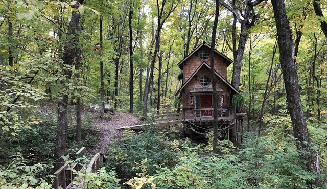 Ten Acre Treehouse, "Captains Quarters" Sleeps 4-6